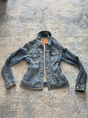 Levi's Women's Light Blue Denim Trucker Jacket